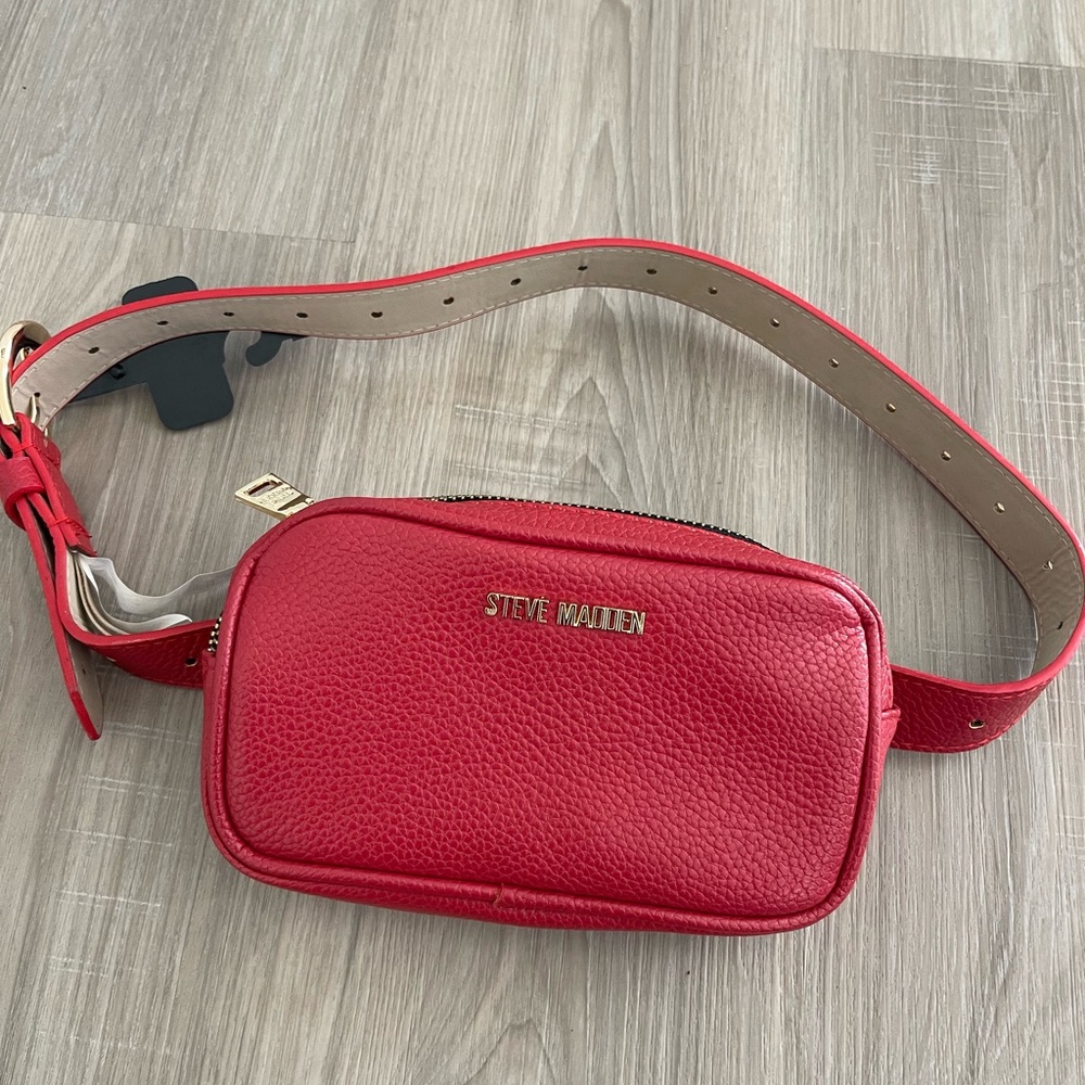NWT STEVE MADDEN RED BElTED BAG SIZE SMALL